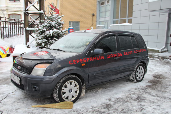  /></p><p>Снегурочка Оля Козлова (помощник финансового директора) и Дед Мороз Влад Микеев (трафик-менеджер)</p><div class=