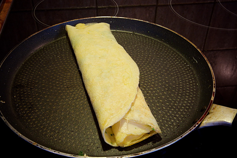 яичный рулет. как приготовить рулеты на сковороде. омлетный рулет с начинкой. омлетный рулет с творогом и зеленью. блюдо грузинчики.