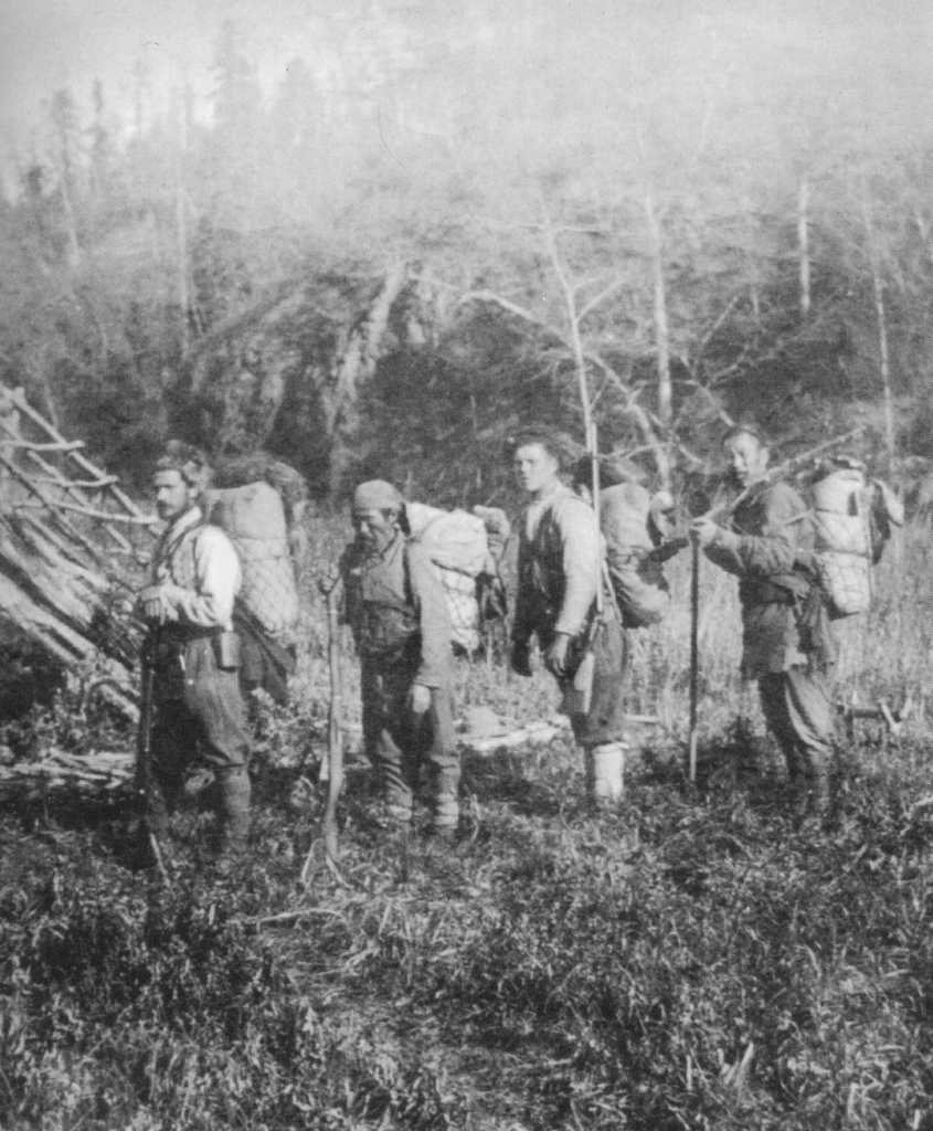 В.К._Арсеньев,_Дерсу_Узала,_неустановленное_лицо_и_Чжан_Бао_(слева_направо)_в_походе_по_бассейну_реки_Такема.jpg