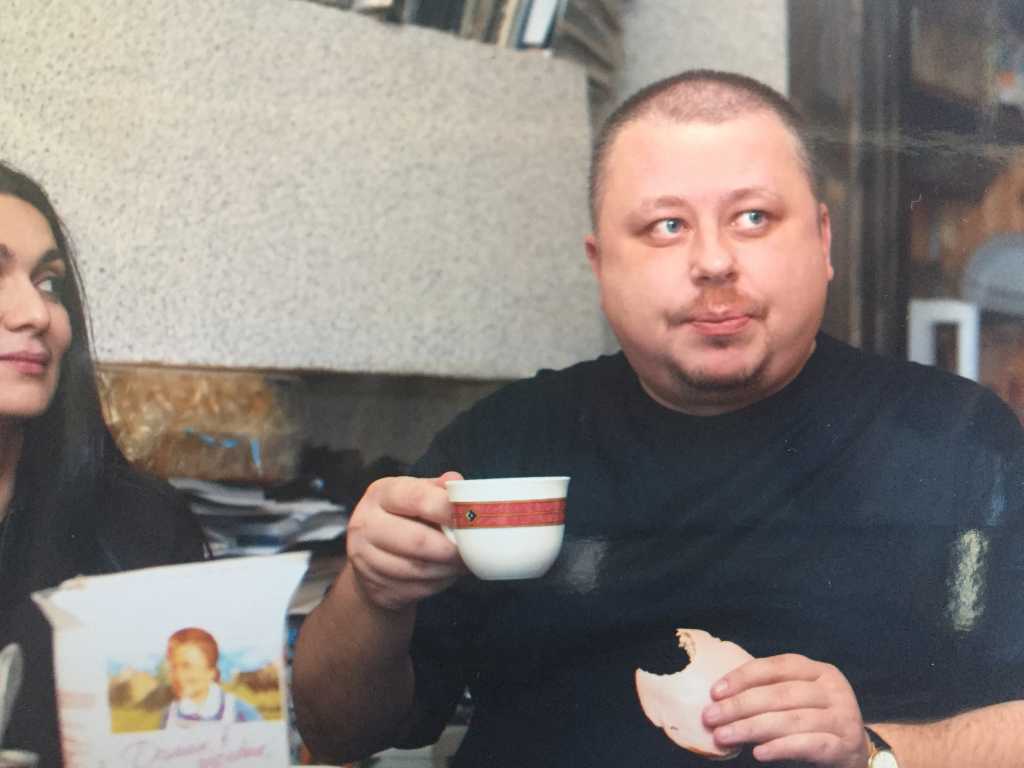 Лежебока Константин Цивилёв за распитием кефира с поклонницей.jpg Лежебока Константин Цивилёв за распитием кефира с поклонницей.jpg
