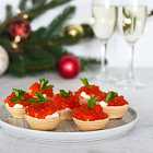 Атрибуты Нового года в России: оливье, красная икра, мандарины