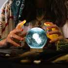 Ведущий телеканала «Наука» о том, что умеют медиумы и экстрасенсы и почему мы готовы им верить