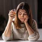 Эскапизм как главный тренд сериалов 2023 года. Новый типаж – выпивающая женщина.