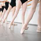 О сериалах мая и лета. «Миссис Девис», «Балет», «Основание».