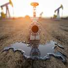 Рубль дешевеет. А что с нефтью? Как санкции окажут влияние на нефтепродукты. Ключевые факторы возможность повышать пенсию