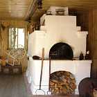 Отчего дурак вечно на печи лежит или валяется в золе